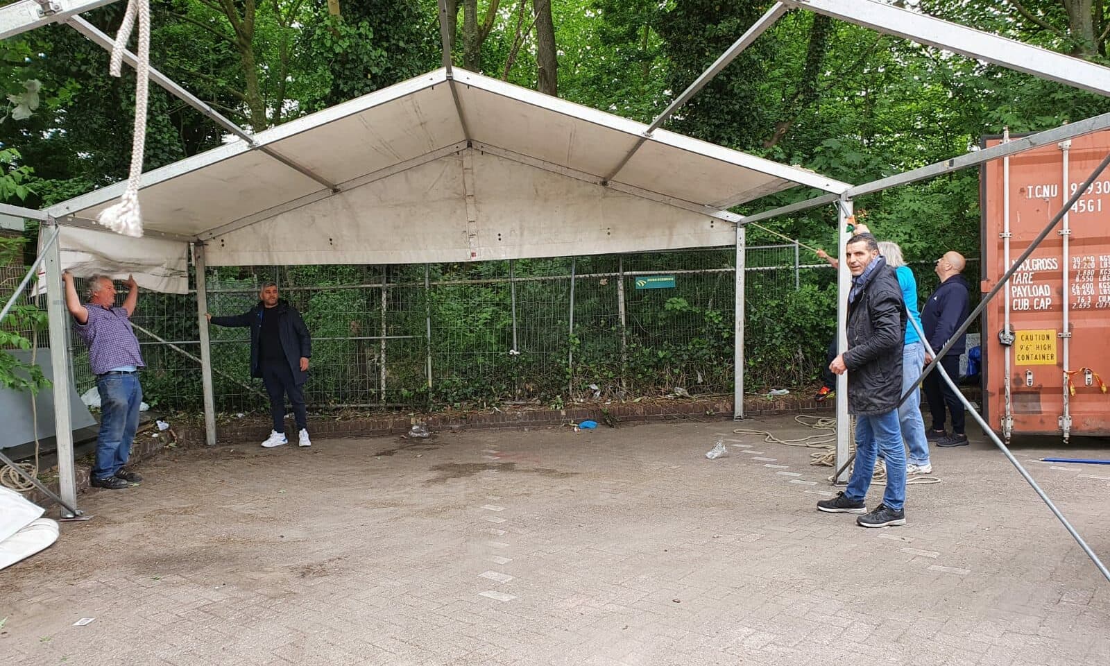 Lody van de Kamp en Saïd Ben Salam bouwen samen tent op voor uitdeelactie