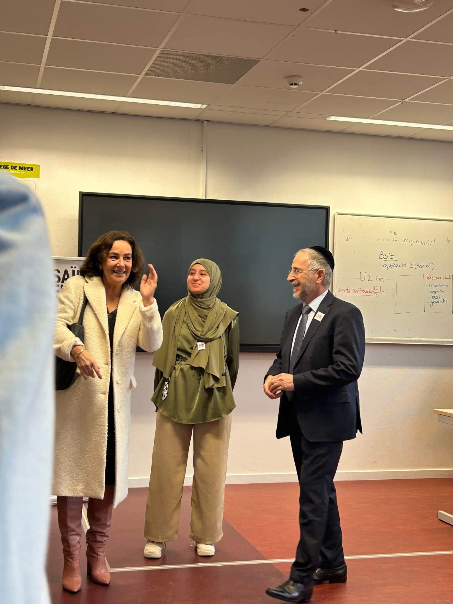 Met leerlingen in gesprek in aanwezigheid van burgemeester Femke Halsema